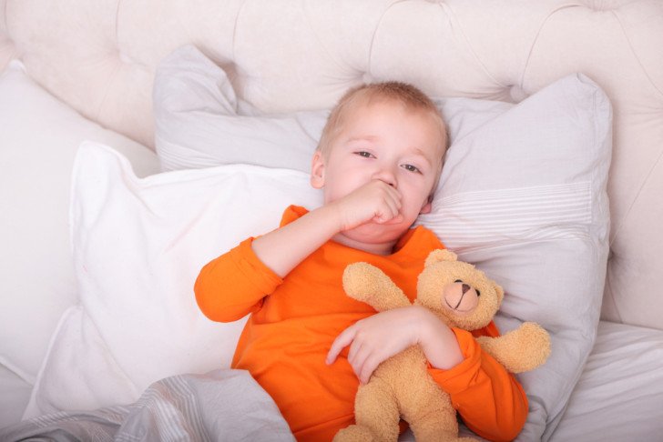 Чому у дитини буває кашель вранці або після сну: можливі причини і лікування