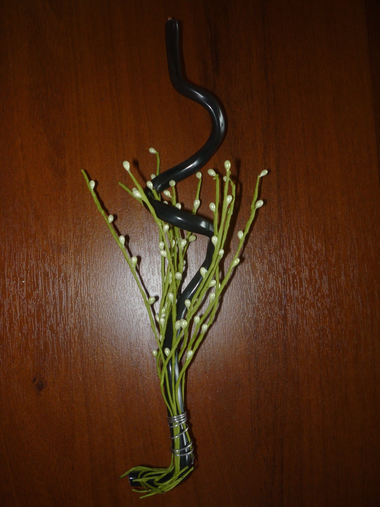 Топіарі — квітка з купюр з зеленими листочками