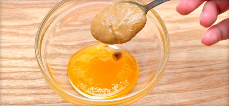 Як зробити медовий коржик від кашлю для дітей: варіанти рецептів з додаванням гірчиці, борошна та інших компонентів