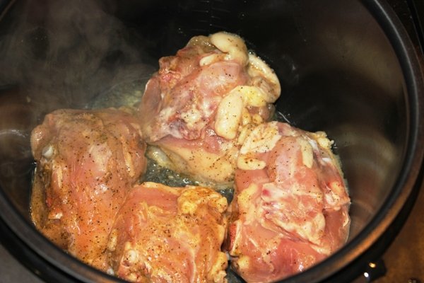 Курячі стегенця в мультиварці: рецепт приготування
