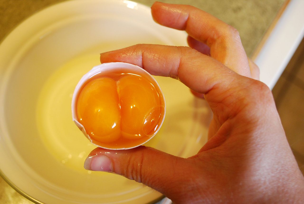Від чого залежить колір шкаралупи курячого яйця: огляд причин
