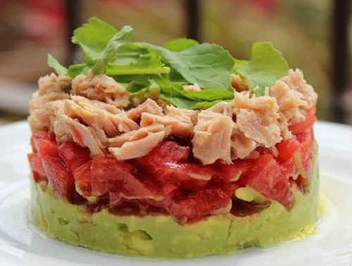 Салат з авокадо і консервованим тунцем — рецепт з огірком, яйцем, помідорами
