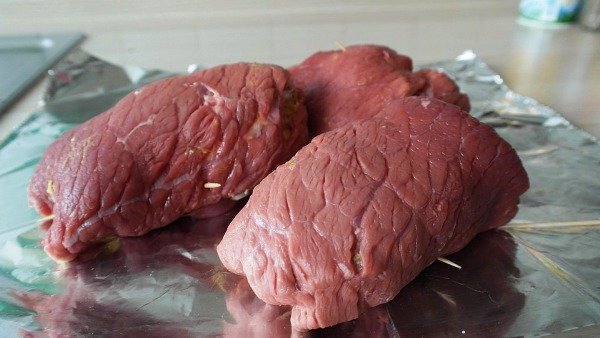 Мясні рулетики з свинини з начинкою: рецепт приготування