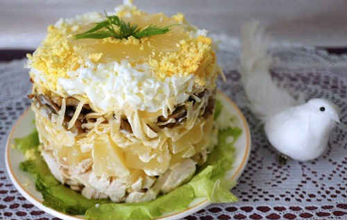 Класичний рецепт салату з куркою і ананасами, шарами, з грибами, горіхами, кукурудзою