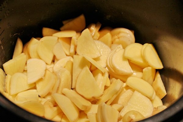 Смажена молода картопля в мультиварці: рецепт приготування