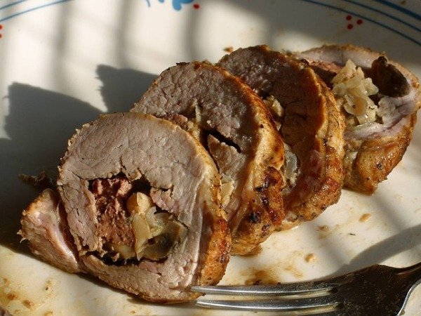 Мясні рулетики з свинини з начинкою: рецепт приготування