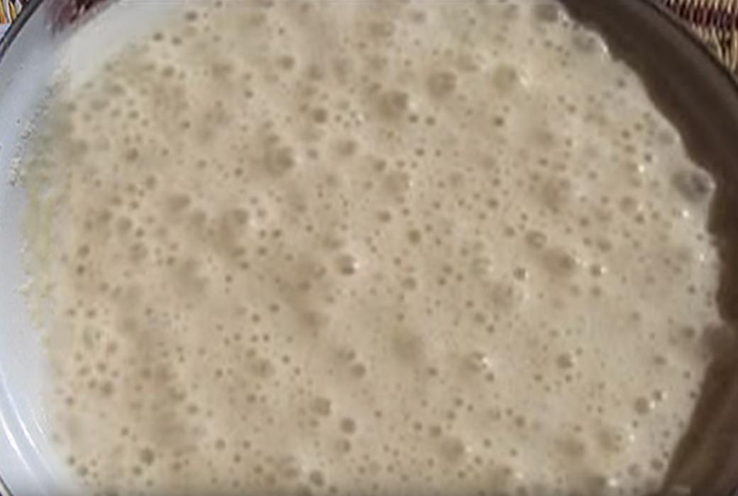 Покроковий рецепт тонких млинців на молоці з дірочками
