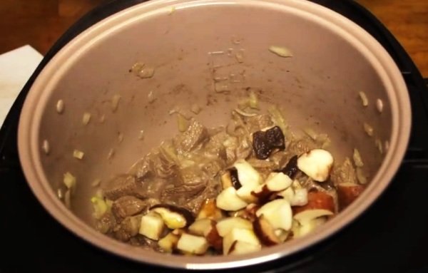 Яловичина з грибами в мультиварці: рецепт приготування