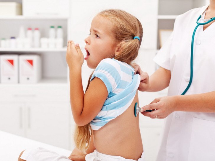 Як полегшити сильний кашель у дитини вночі, ніж помякшити сухе горло в домашніх умовах?