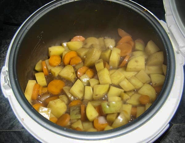 Яловичина з картоплею в мультиварці: рецепт приготування