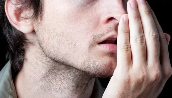 Запах ацетону з рота: причини і лікування