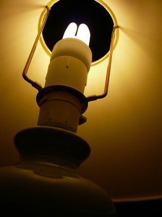 Чому моргає енергозберігаюча лампочка при вимкненому вимикачі, причини та способи усунення
