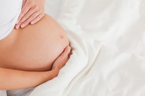 Чому поколює внизу живота під час вагітності