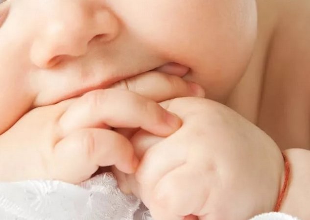 Гикавка у новонародженого немовляти і немовляти Причини гикавки у новонароджених