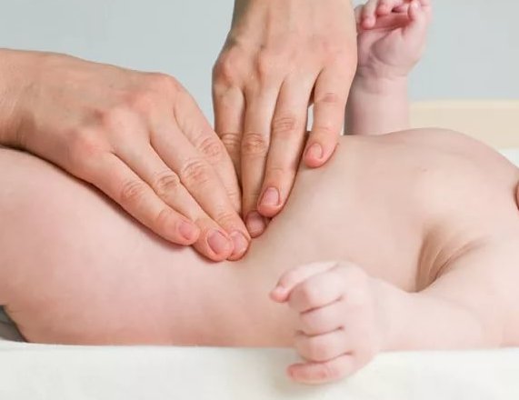 Масаж животика при запорі у новонародженого немовляти Супер масаж новонародженому
