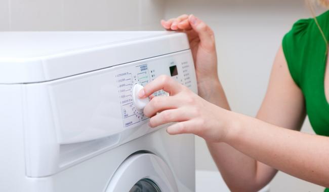 Як і чим можна швидко відіпрати білі шкарпетки в домашніх умовах (руками і в пральній машинці)? – інструкція з відео; правила догляду та відбілювання