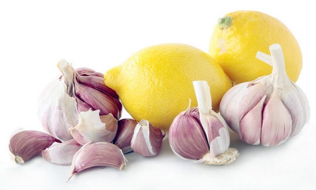 Народне засіб від холестерину з лимона, часнику і меду