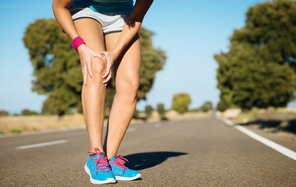 До чого сильно свербить права коліно?