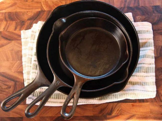 Як правильно прожарити чавунну сковороду? – на плиті з сіллю і маслом, покроково в духовці; навіщо це потрібно робити і корисні поради