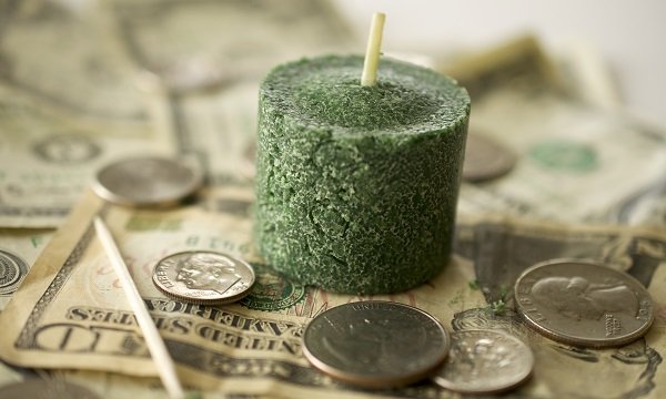 Зелена свічка для залучення грошей і процвітання