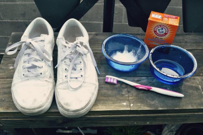Як і чим можна в домашніх умовах очистити білу підошву кедів і кросівок? – прання в машинці автоматі, нестандартні способи, сушка взуття