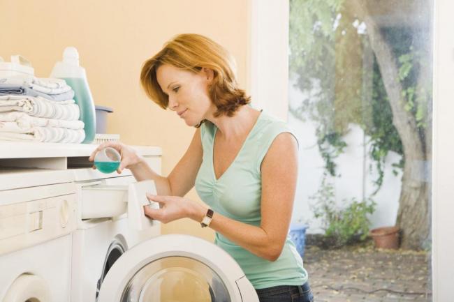 Як правильно прати натуральний і штучний шовк (в пральній машинці, руками)? – поради по сушінню та прасуванні