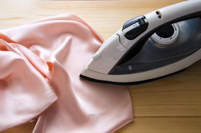 Як правильно прати натуральний і штучний шовк (в пральній машинці, руками)? – поради по сушінню та прасуванні