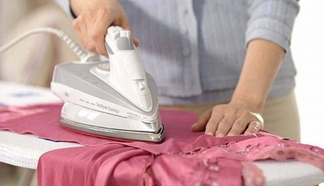 Як правильно гладити сукню в домашніх умовах? – з бархату, шерсті, шкіри, атласу, трикотажу та інших типів тканин