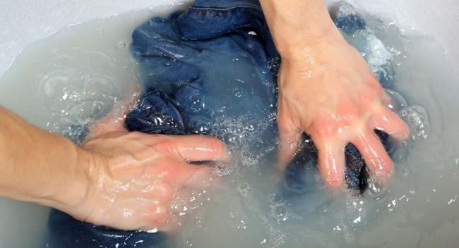 Як дуже швидко висушити мокрі джинси після прання в домашніх умовах? – феном, праскою, обігрівачем і в духовці