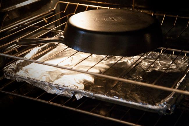 Як правильно прожарити чавунну сковороду? – на плиті з сіллю і маслом, покроково в духовці; навіщо це потрібно робити і корисні поради