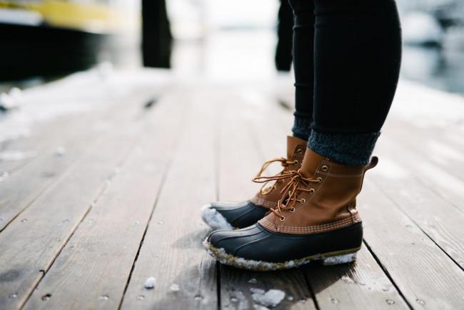 Як в домашніх умовах розносити взуття, яка тисне (натуральна шкіра і замша, штучні матеріали, зимова з хутром, гумова, лаковані туфлі, кросівки і кеди)? – корисні поради