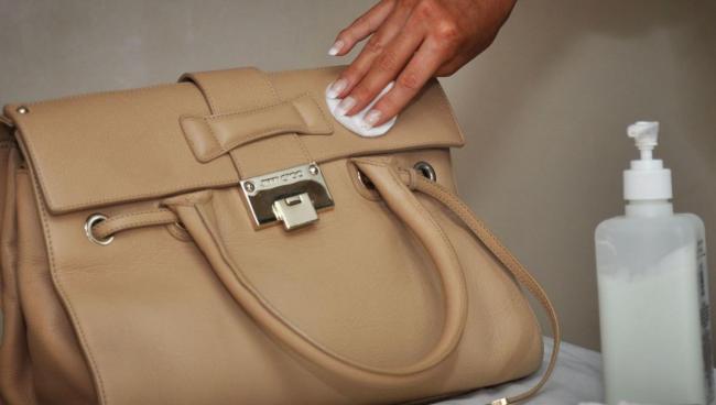 Як і чим можна почистити шкіряну сумку (світлий, темний) в домашніх умовах – від бруду і жирних плям