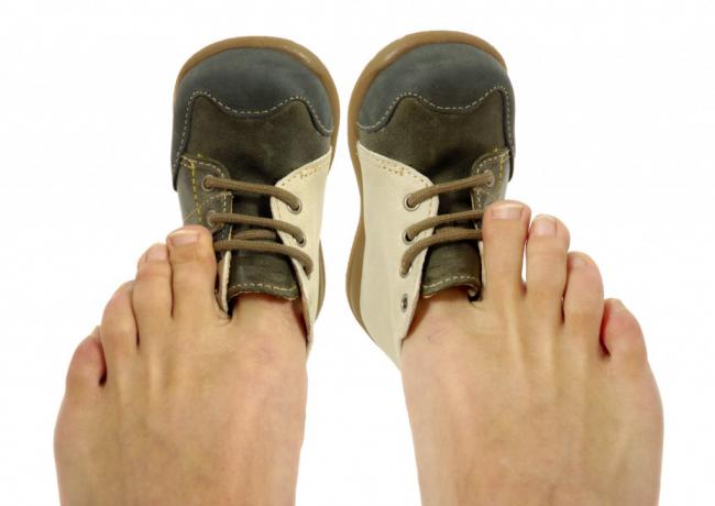 Способи розтягування кросівок (шкіряні, замшеві, тканинних) в домашніх умовах – довжину і ширину