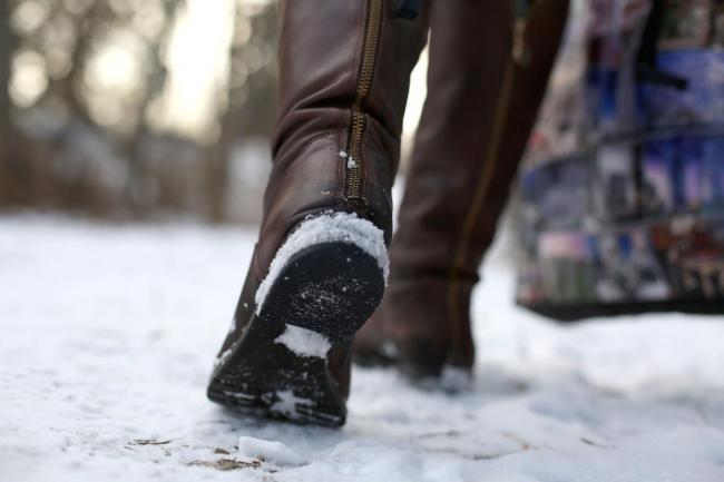 Як зробити підошву зимового взуття (дитячого, дорослого) неслизькою в домашніх умовах? – народні та професійні методи, а також корисні поради