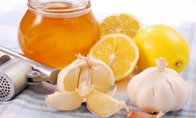 Народне засіб від холестерину з лимона, часнику і меду