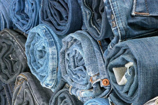 Як і чим правильно пофарбувати джинси чорний, білий, синій і будь який інший колір в домашніх умовах? – інструкція з відео