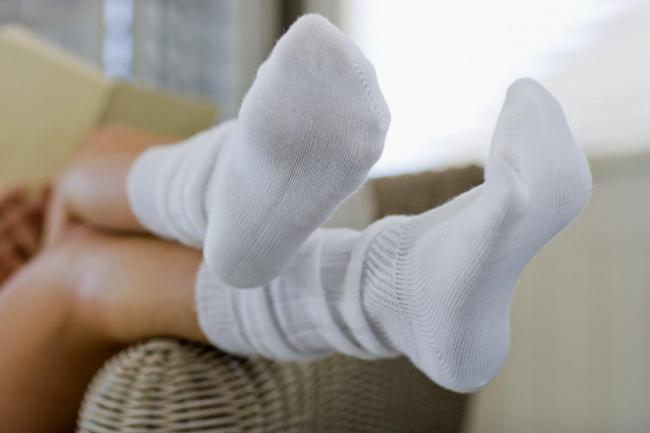 Як і чим можна швидко відіпрати білі шкарпетки в домашніх умовах (руками і в пральній машинці)? – інструкція з відео; правила догляду та відбілювання