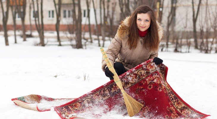 Як правильно чистити килим снігом на вулиці і вдома, чи можна це робити?