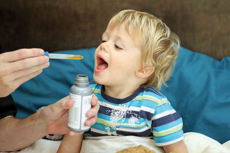 Антибіотики при отиті у дітей: які приймати