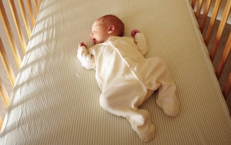 Можна новонародженому спати на животі