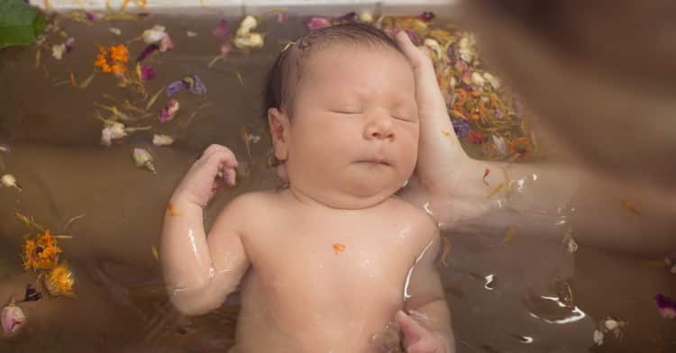Пітниця у новонароджених: як виглядає і як лікувати