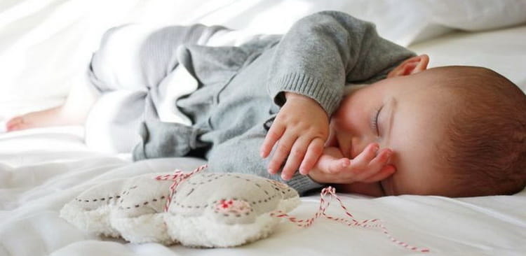 Скільки дитина в 6 місяців повинен спати в нормі