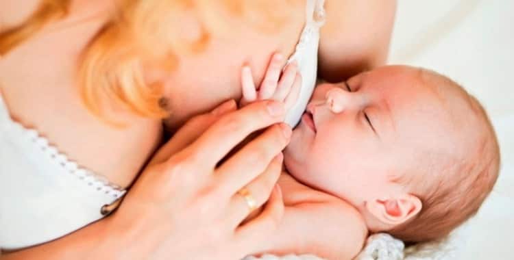 Зручні пози для годування новонароджених