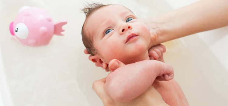 Догляд за новонародженим у перші місяці життя