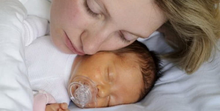 Жовтянка у новонароджених: коли повинна пройти