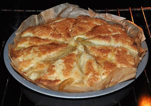 Бісквітний пиріг з грушами в духовці покроковий домашній рецепт з фото