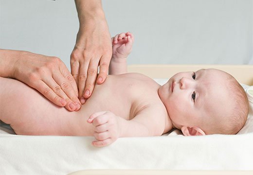 Як правильно робити масаж животика новонародженому при запорі