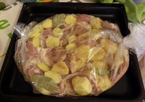 Картопля з мясом у рукаві в духовці домашній рецепт з фото покроково