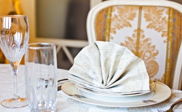 Красива і правильна сервіровка святкового столу в домашніх умовах: посуд, серветки, декор + 165 ФОТО