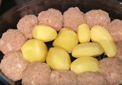 Тефтелі з картоплею в духовці з підливою покроковий рецепт з фото